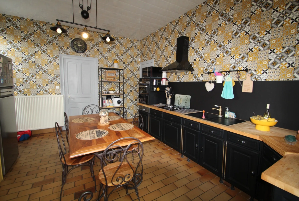Immeuble mixte de 326 m² avec appartements, local professionnel et garages au Mayet de Montagne 