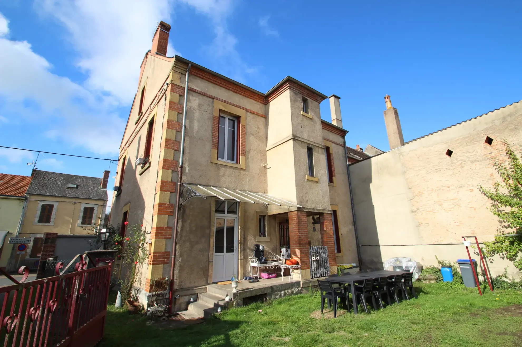 Immeuble mixte de 326 m² avec appartements, local professionnel et garages au Mayet de Montagne 