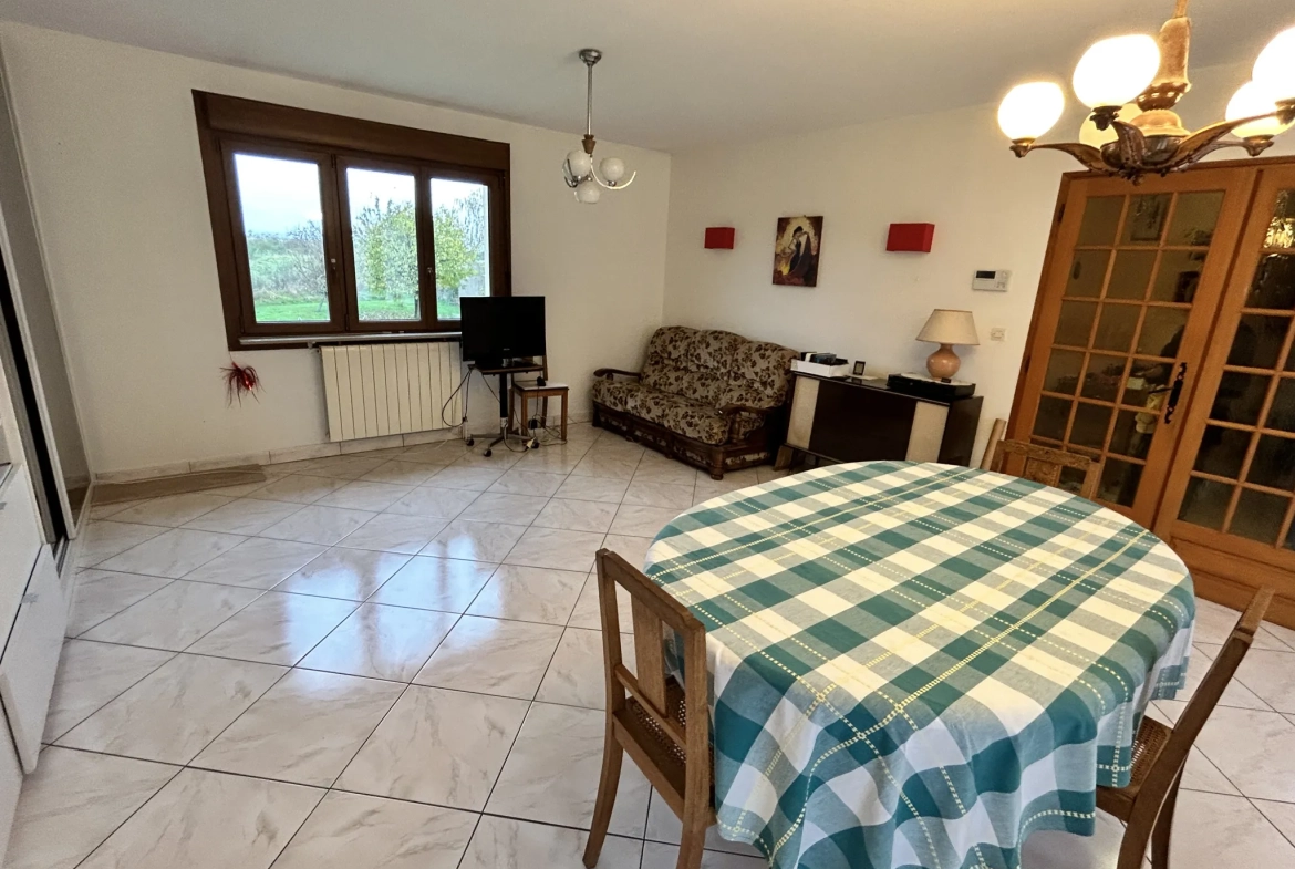 Belle maison à Augny avec grand terrain et terrasse, idéalement située 