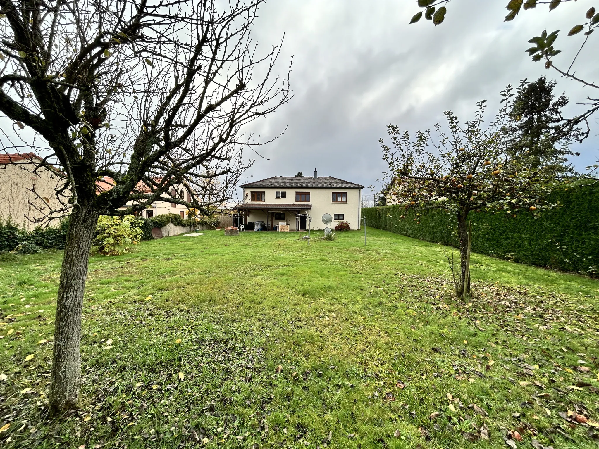 Belle maison à Augny avec grand terrain et terrasse, idéalement située 