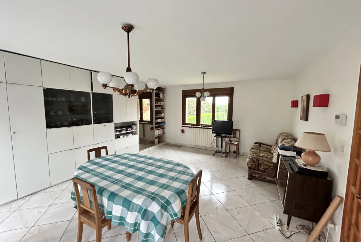 Belle maison à Augny avec grand terrain et terrasse, idéalement située 