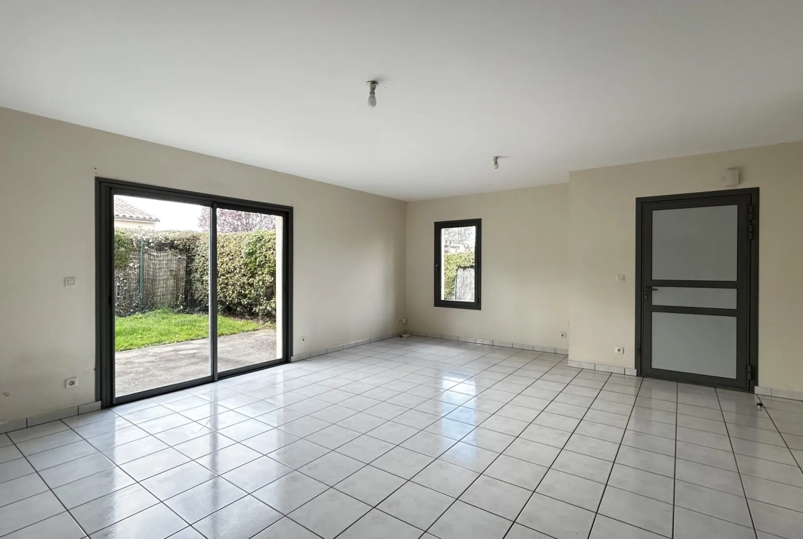 Maison de plain-pied à Coulon, 3 chambres, jardin clos, garage, environnement calme 