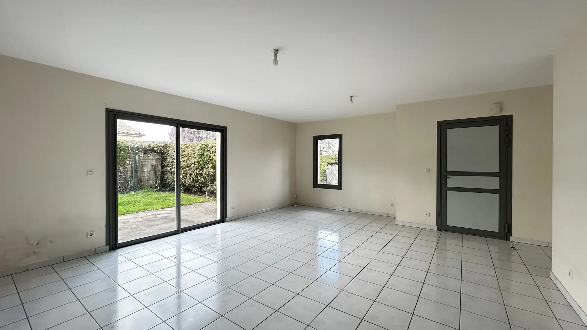 Maison de plain-pied à Coulon, 3 chambres, jardin clos, garage, environnement calme 