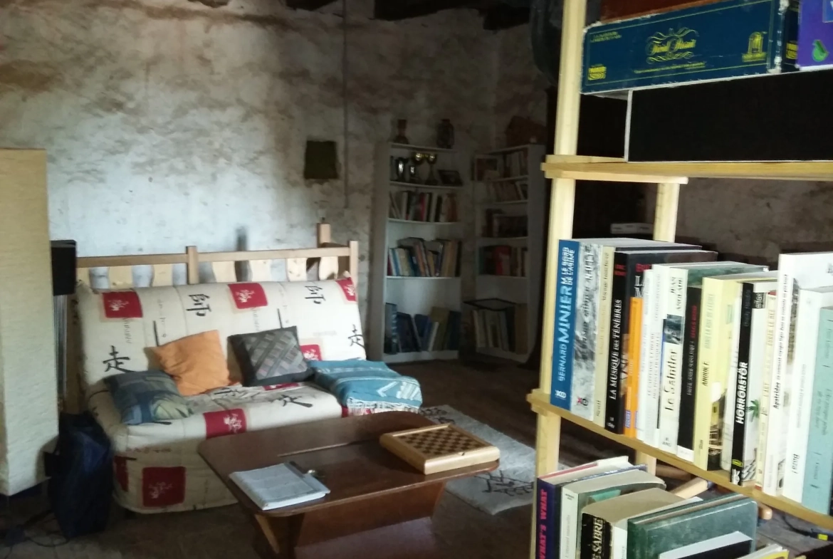 Maison en pierre à rénover avec jardin et vue campagne à Saint-Just 