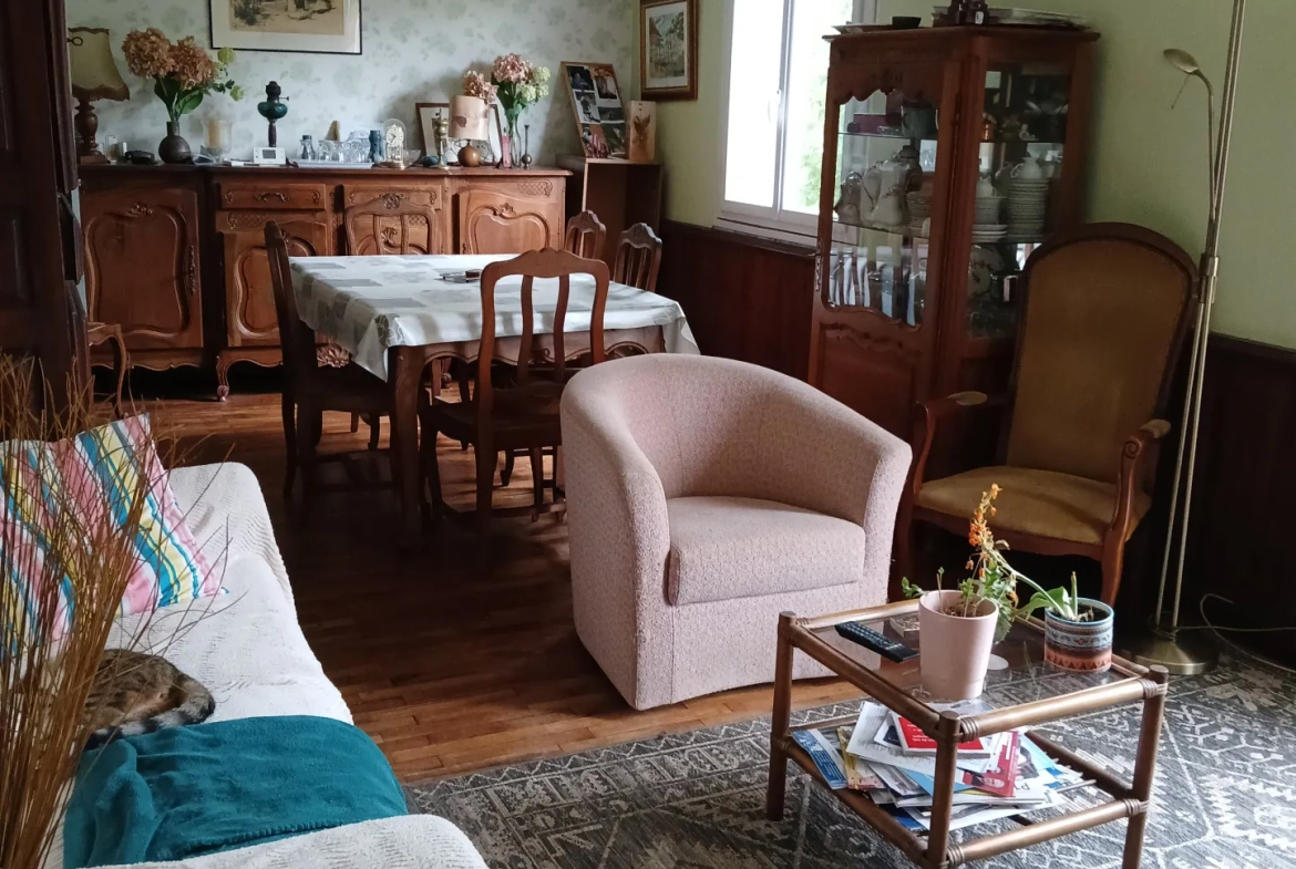 Maison T7 à vendre à La Roque-Gageac – Grand terrain et garages, idéal famille 