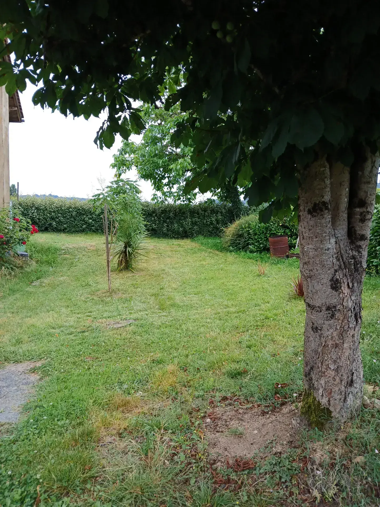 Maison T7 à vendre à La Roque-Gageac – Grand terrain et garages, idéal famille 