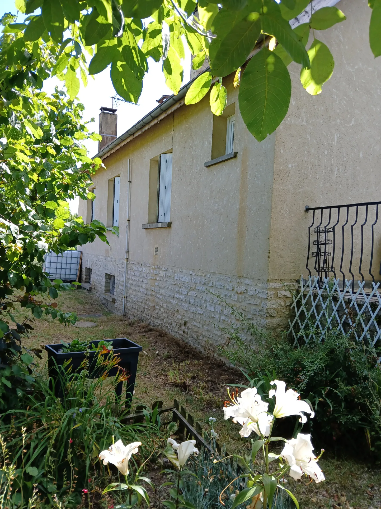 Maison T7 à vendre à La Roque-Gageac – Grand terrain et garages, idéal famille 