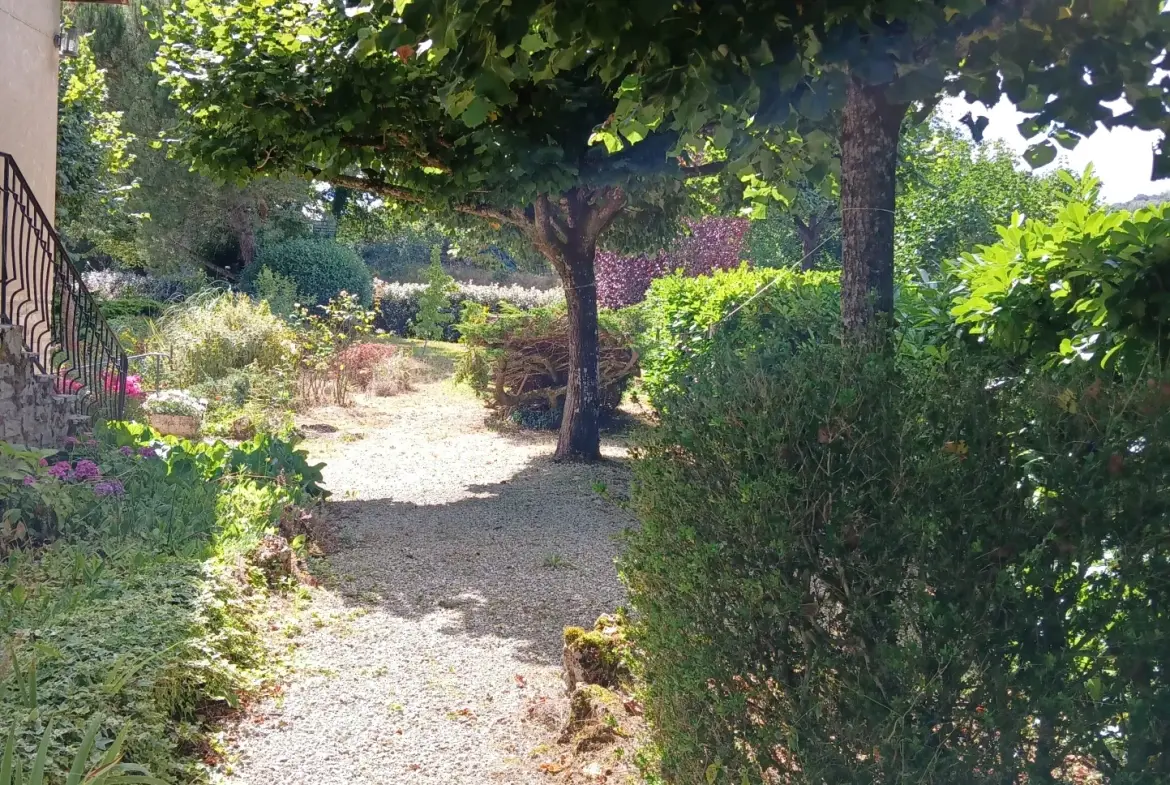 Maison T7 à vendre à La Roque-Gageac – Grand terrain et garages, idéal famille 