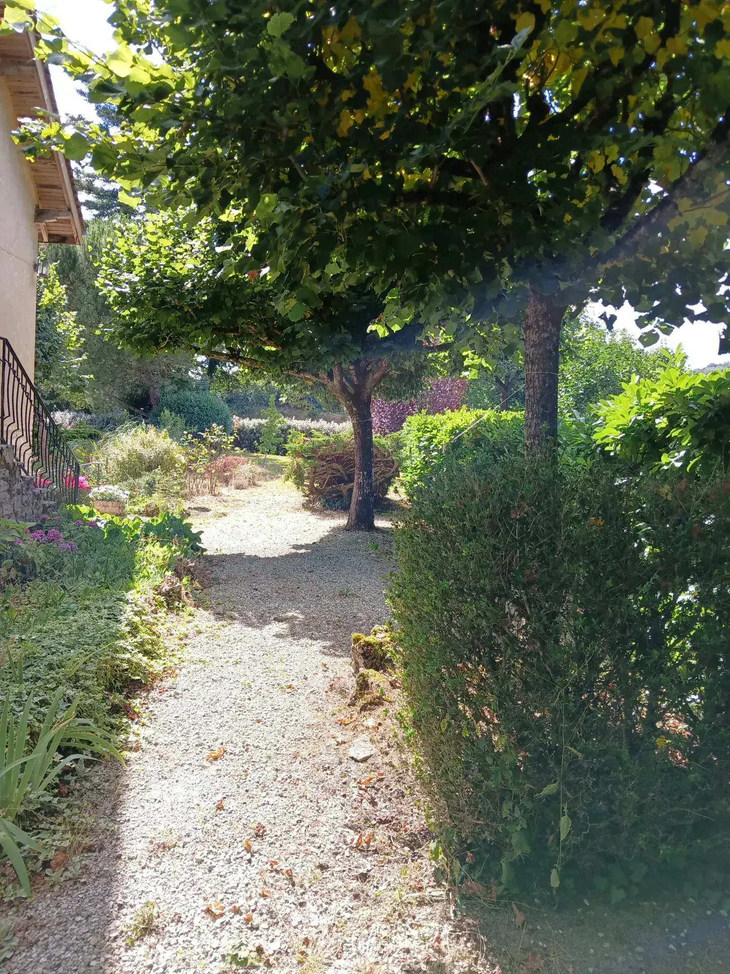 Maison T7 à vendre à La Roque-Gageac – Grand terrain et garages, idéal famille 