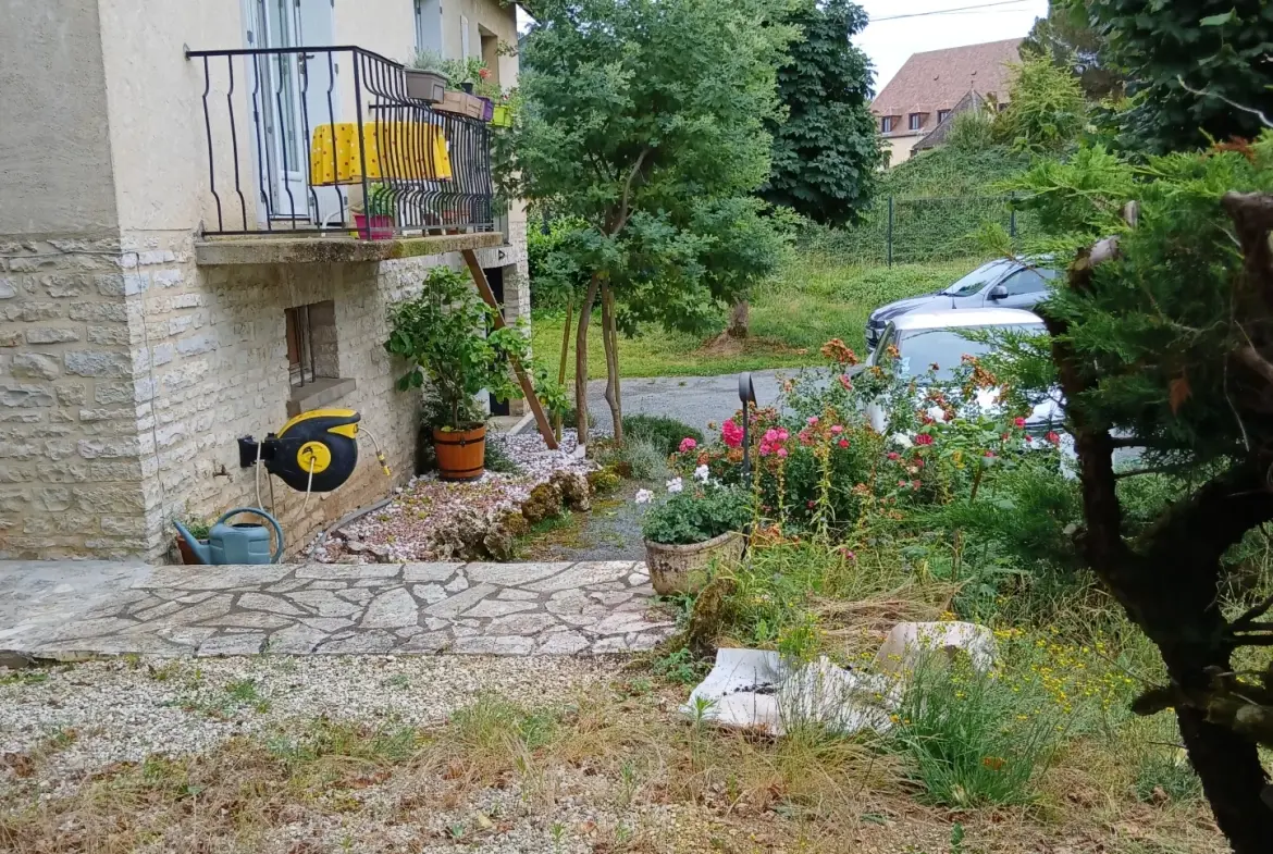 Maison T7 à vendre à La Roque-Gageac – Grand terrain et garages, idéal famille 