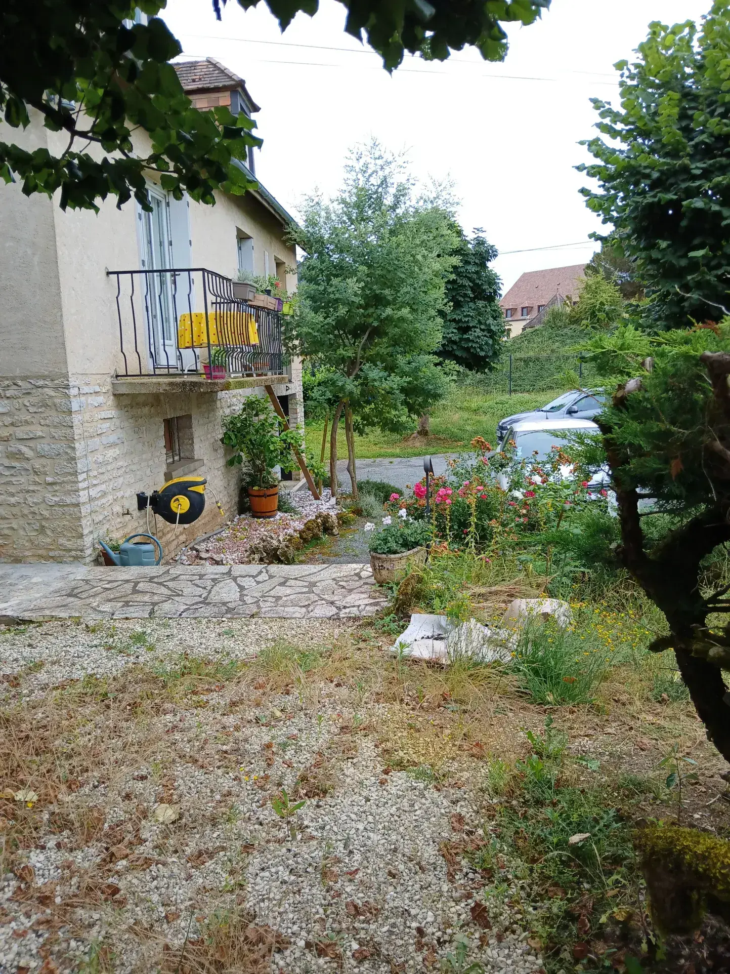Maison T7 à vendre à La Roque-Gageac – Grand terrain et garages, idéal famille 