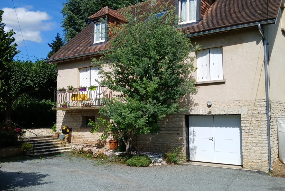 Maison T7 à vendre à La Roque-Gageac – Grand terrain et garages, idéal famille 