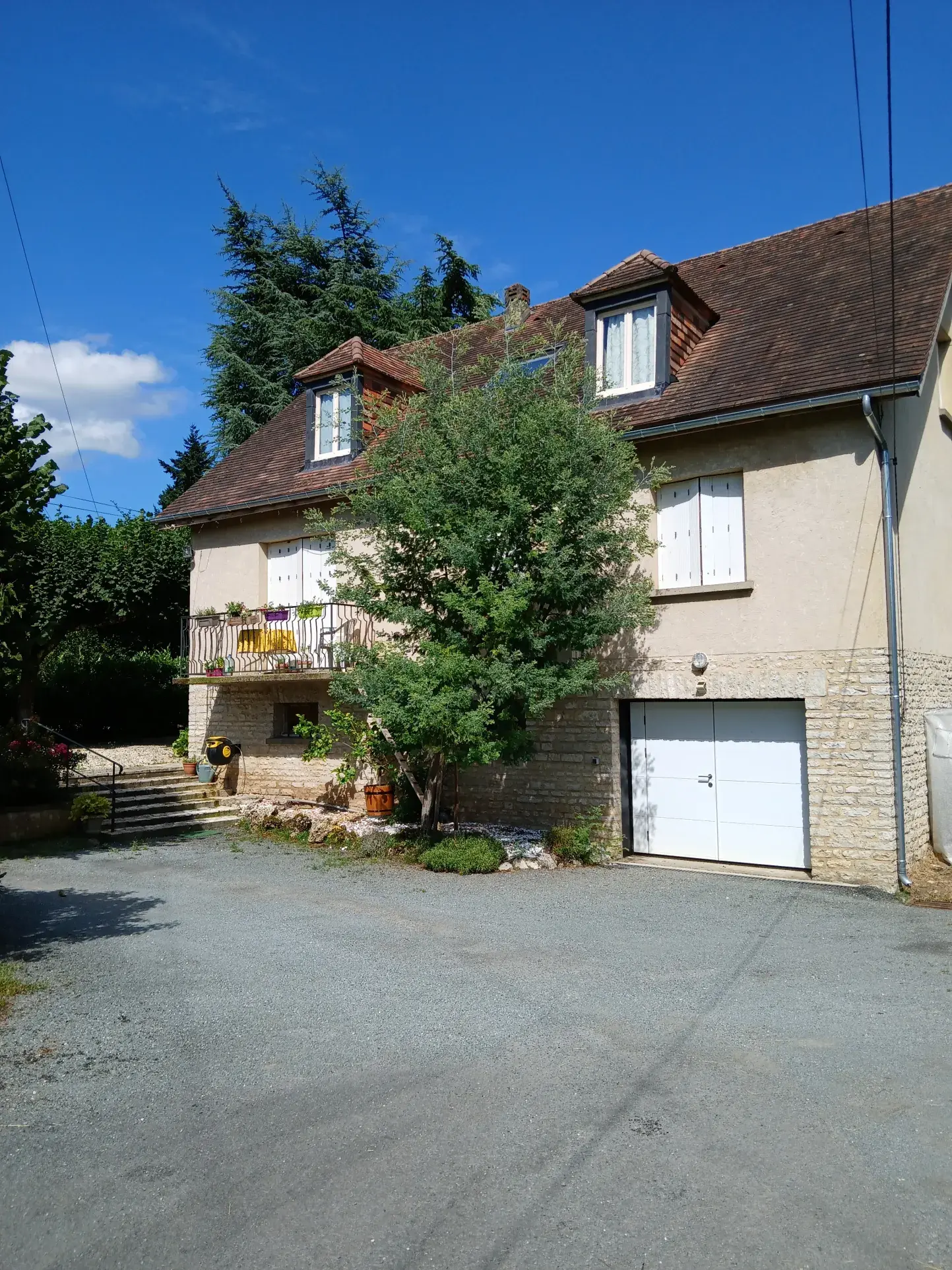 Maison T7 à vendre à La Roque-Gageac – Grand terrain et garages, idéal famille 