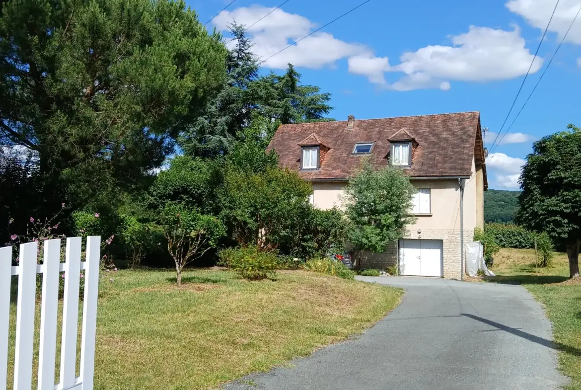 Maison T7 à vendre à La Roque-Gageac – Grand terrain et garages, idéal famille 