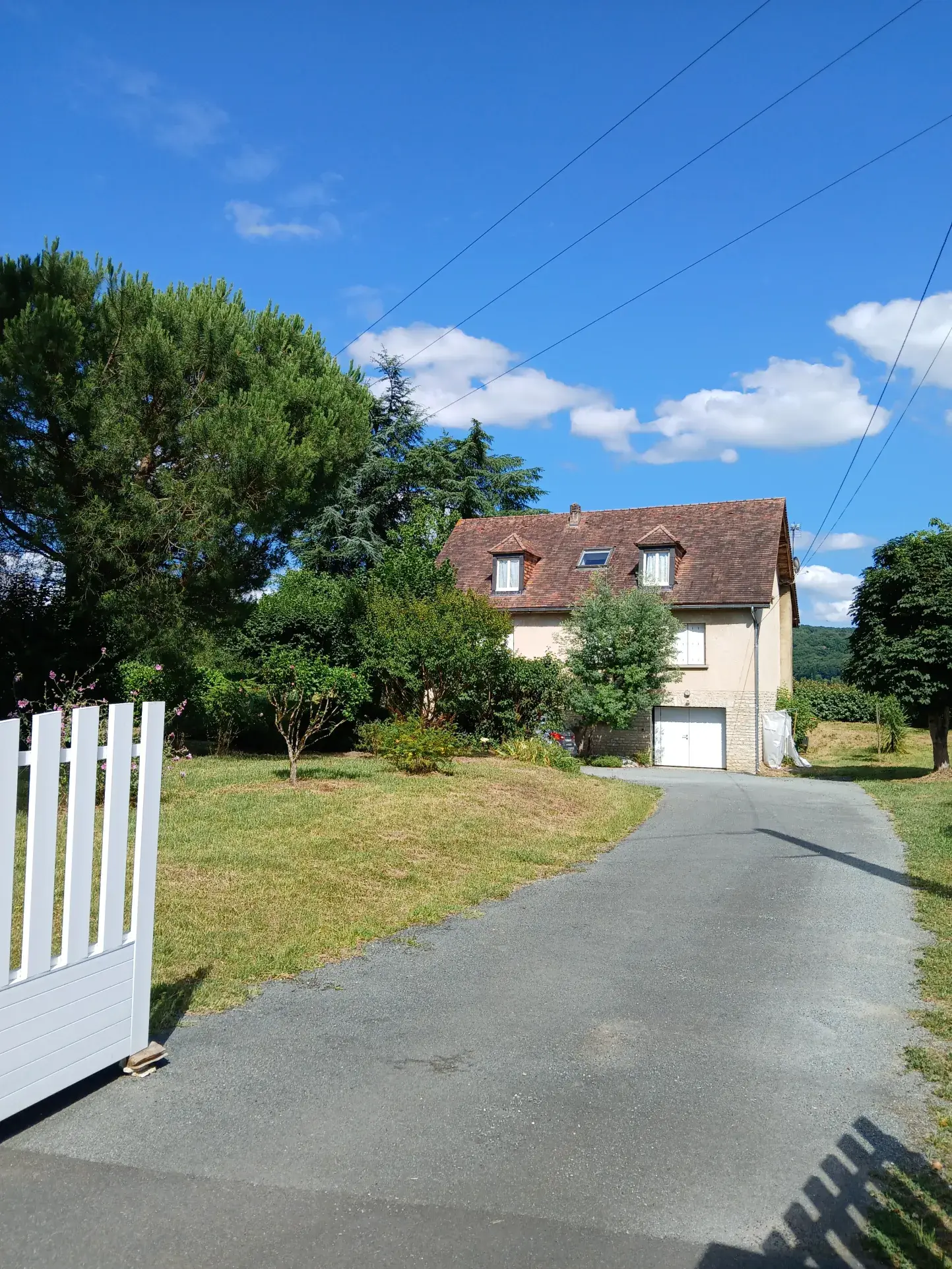 Maison T7 à vendre à La Roque-Gageac – Grand terrain et garages, idéal famille 