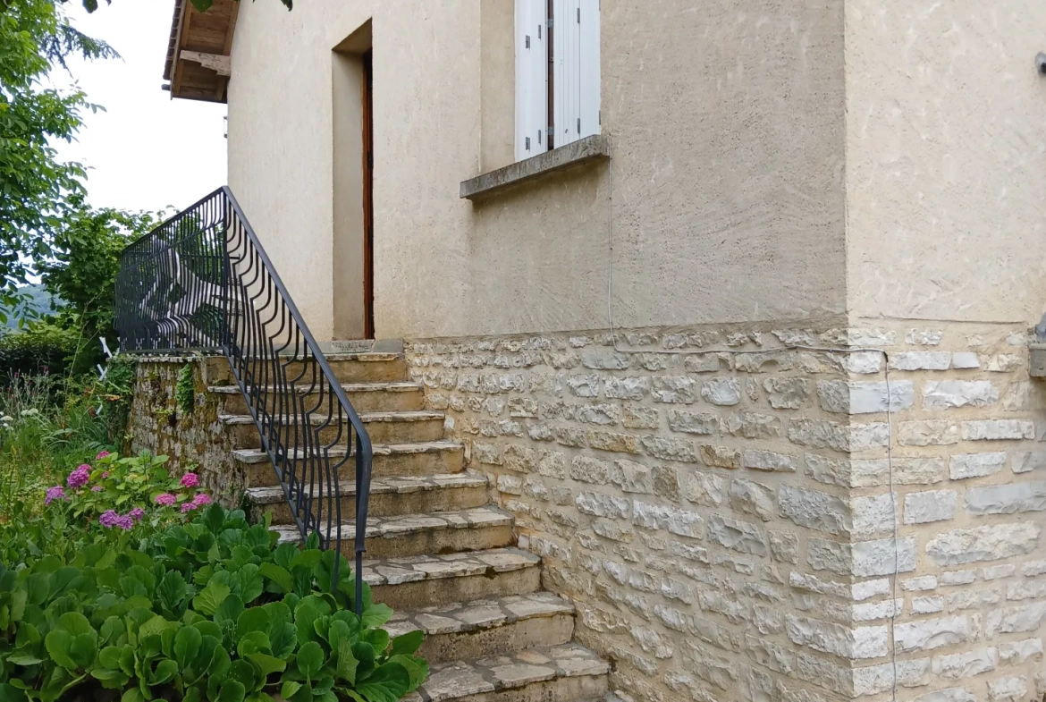 Maison T7 à vendre à La Roque-Gageac – Grand terrain et garages, idéal famille 