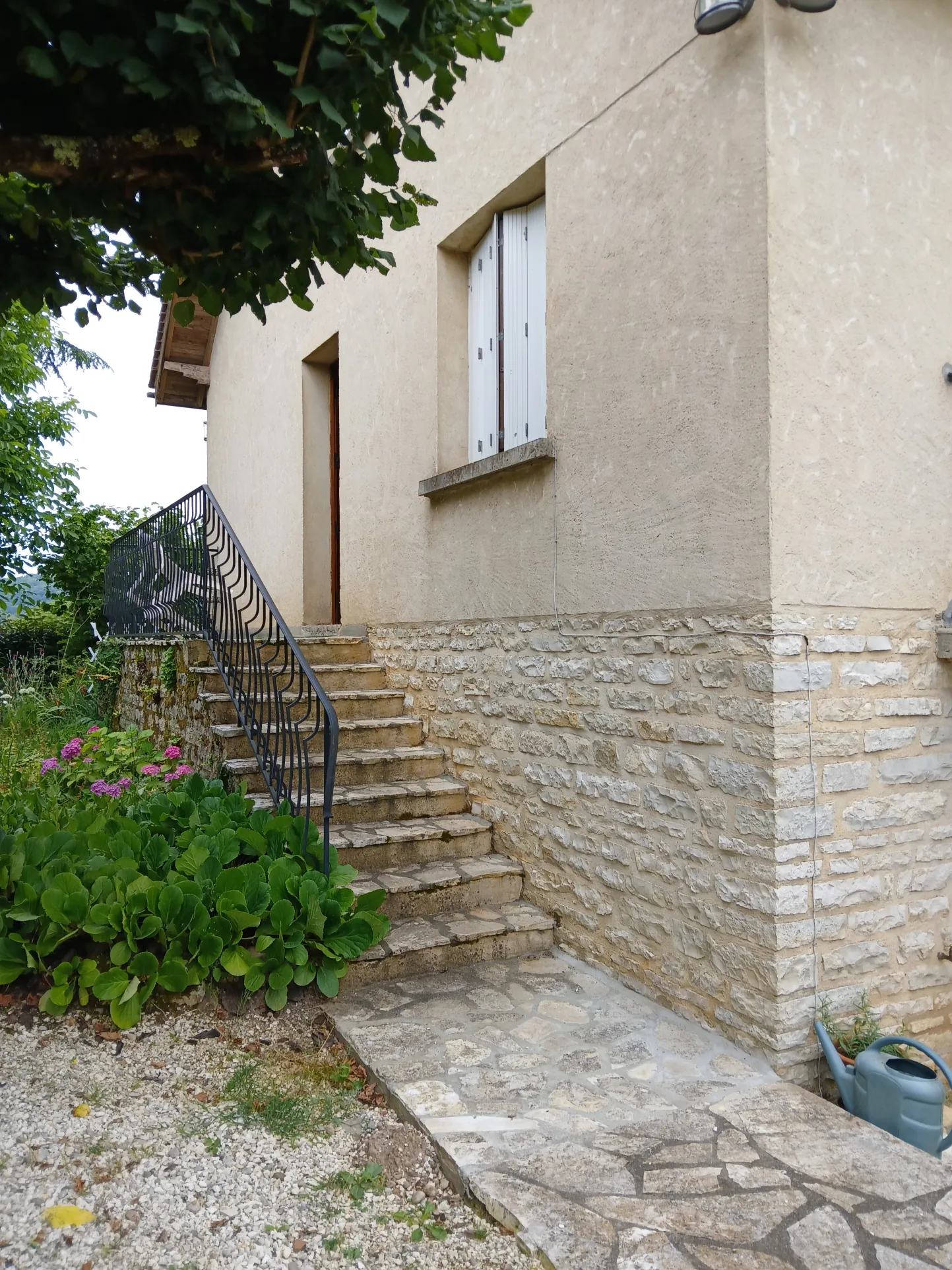 Maison T7 à vendre à La Roque-Gageac – Grand terrain et garages, idéal famille 