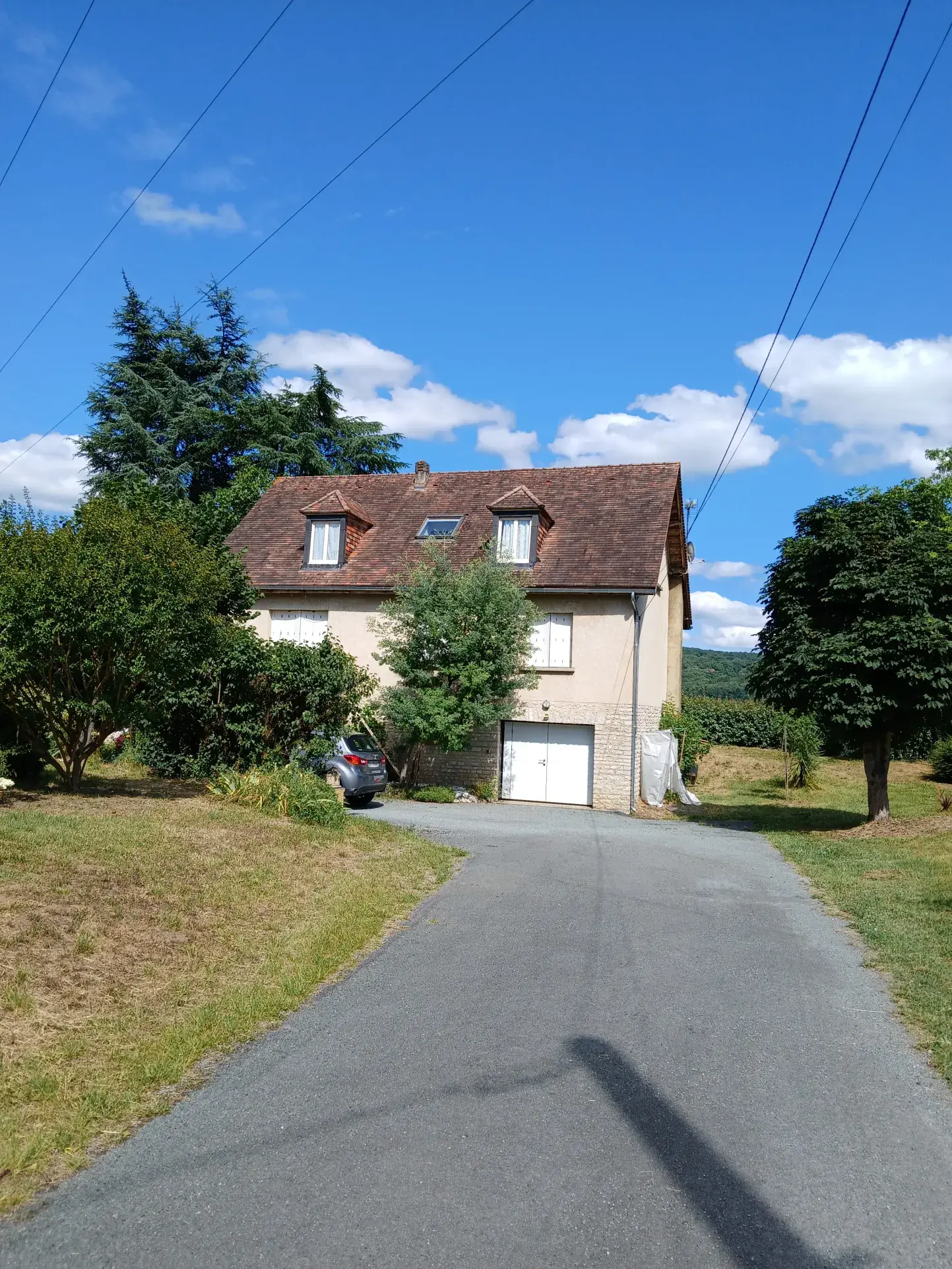 Maison T7 à vendre à La Roque-Gageac – Grand terrain et garages, idéal famille 