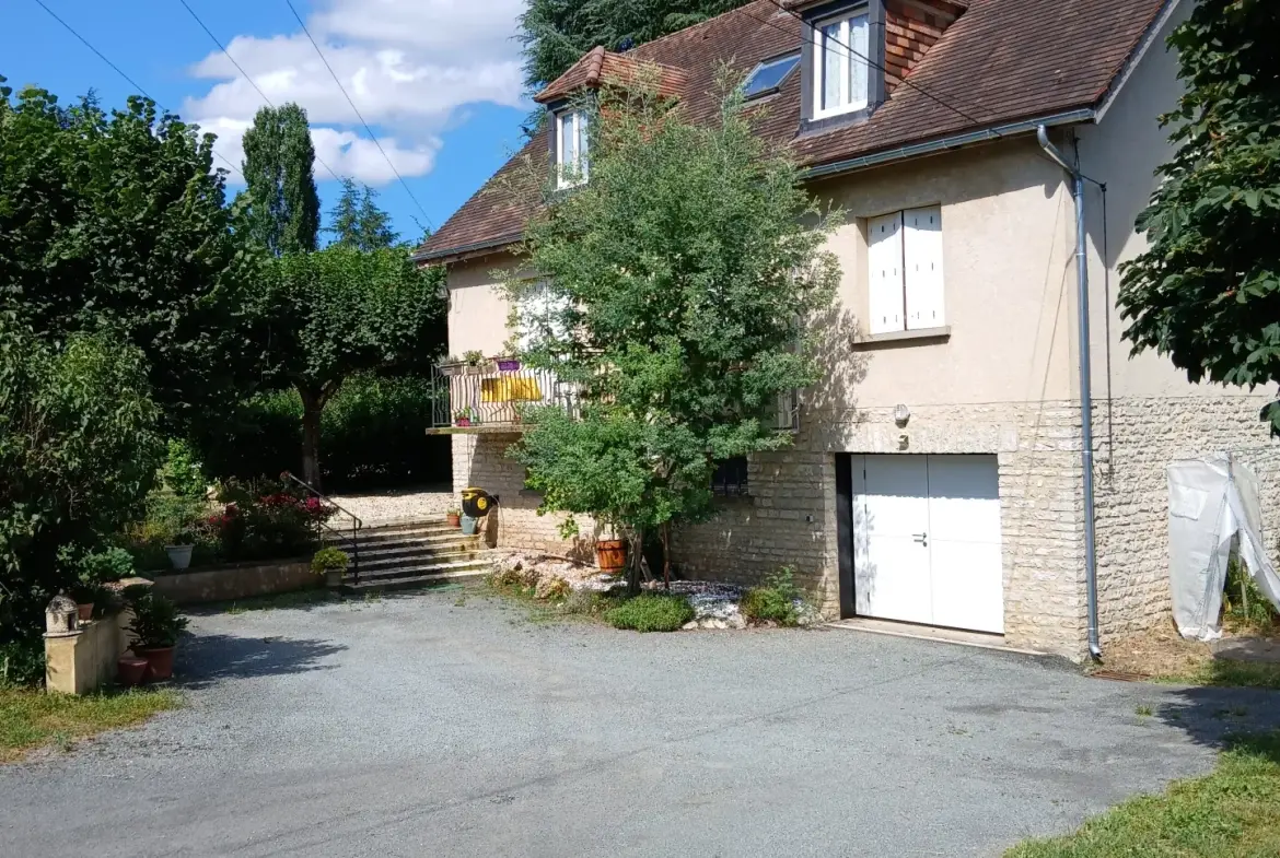 Maison T7 à vendre à La Roque-Gageac – Grand terrain et garages, idéal famille 