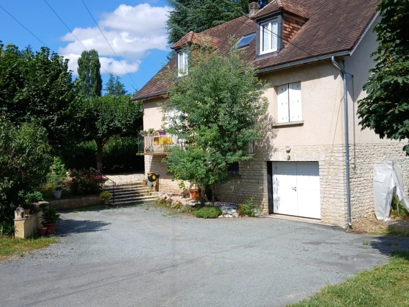 Maison T7 à vendre à La Roque-Gageac – Grand terrain et garages, idéal famille