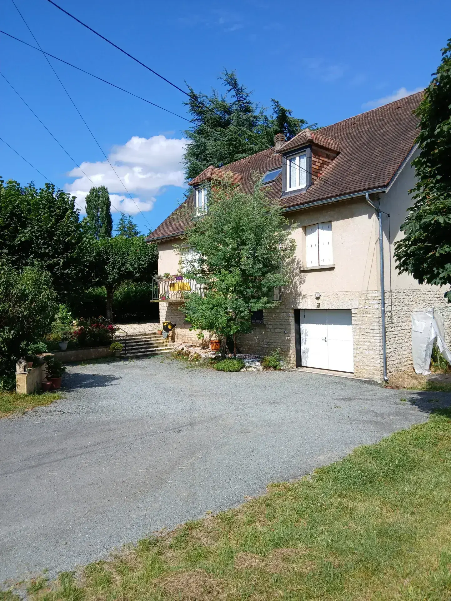 Maison T7 à vendre à La Roque-Gageac – Grand terrain et garages, idéal famille 