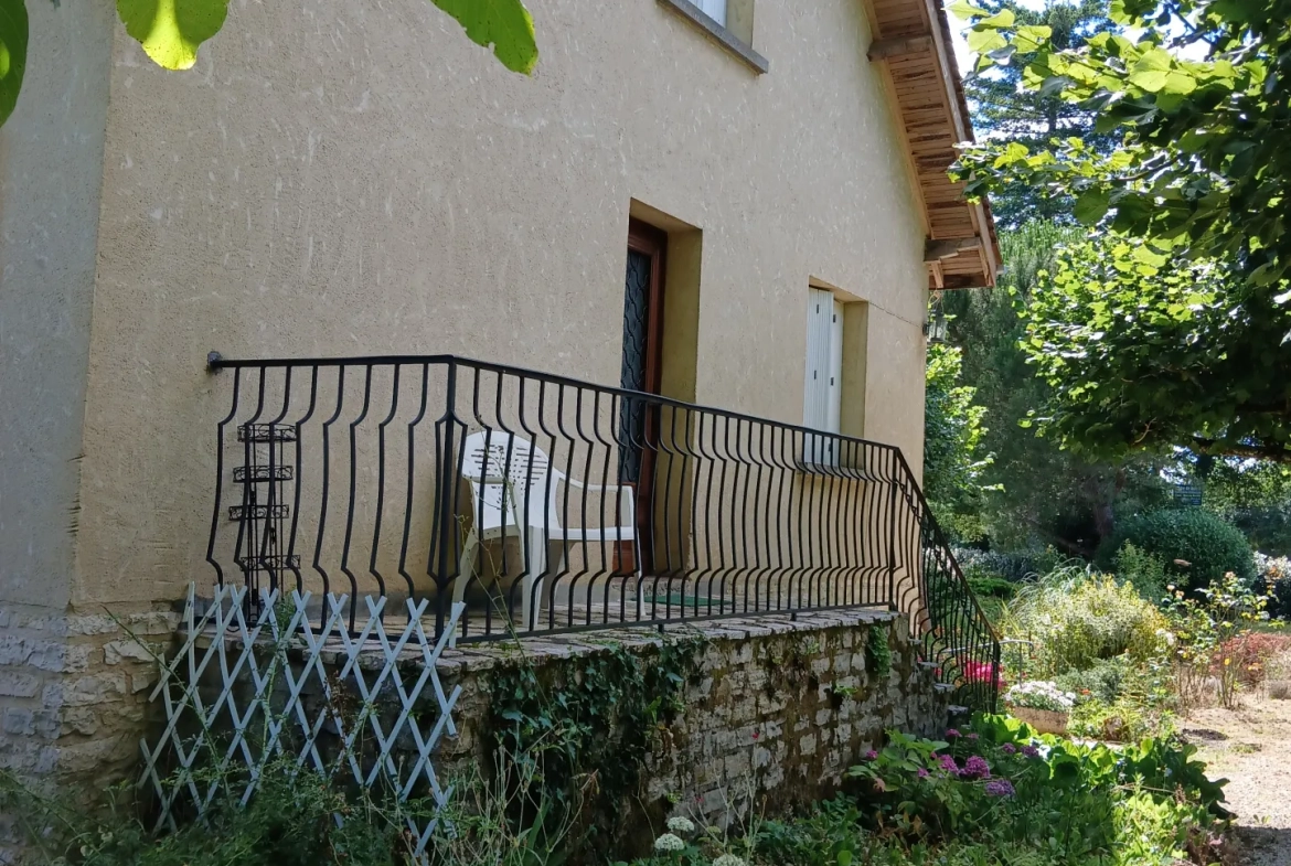 Maison T7 à vendre à La Roque-Gageac – Grand terrain et garages, idéal famille 