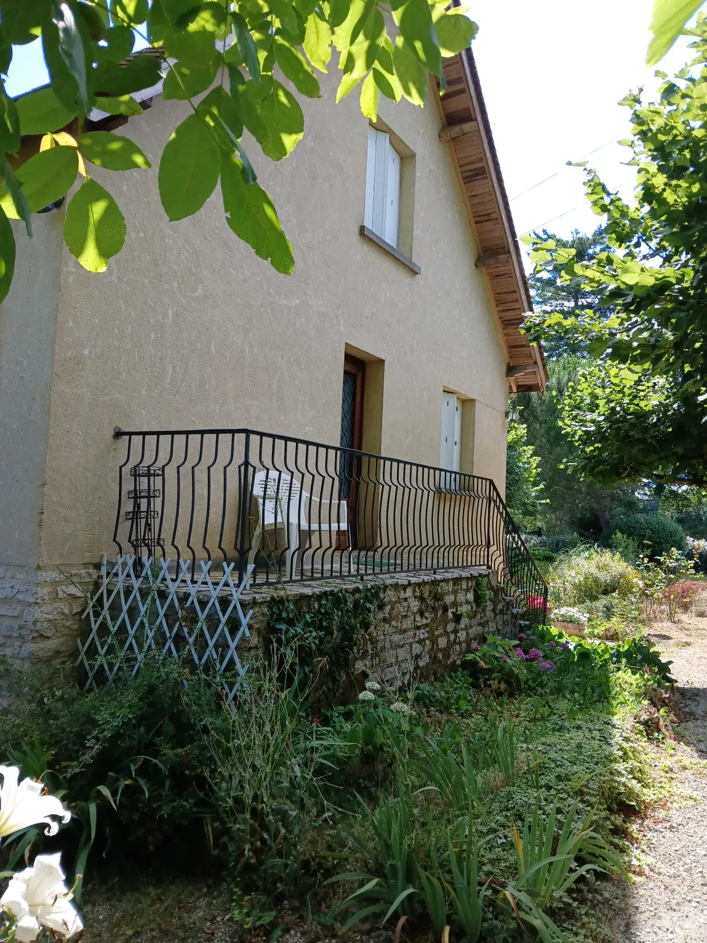 Maison T7 à vendre à La Roque-Gageac – Grand terrain et garages, idéal famille 