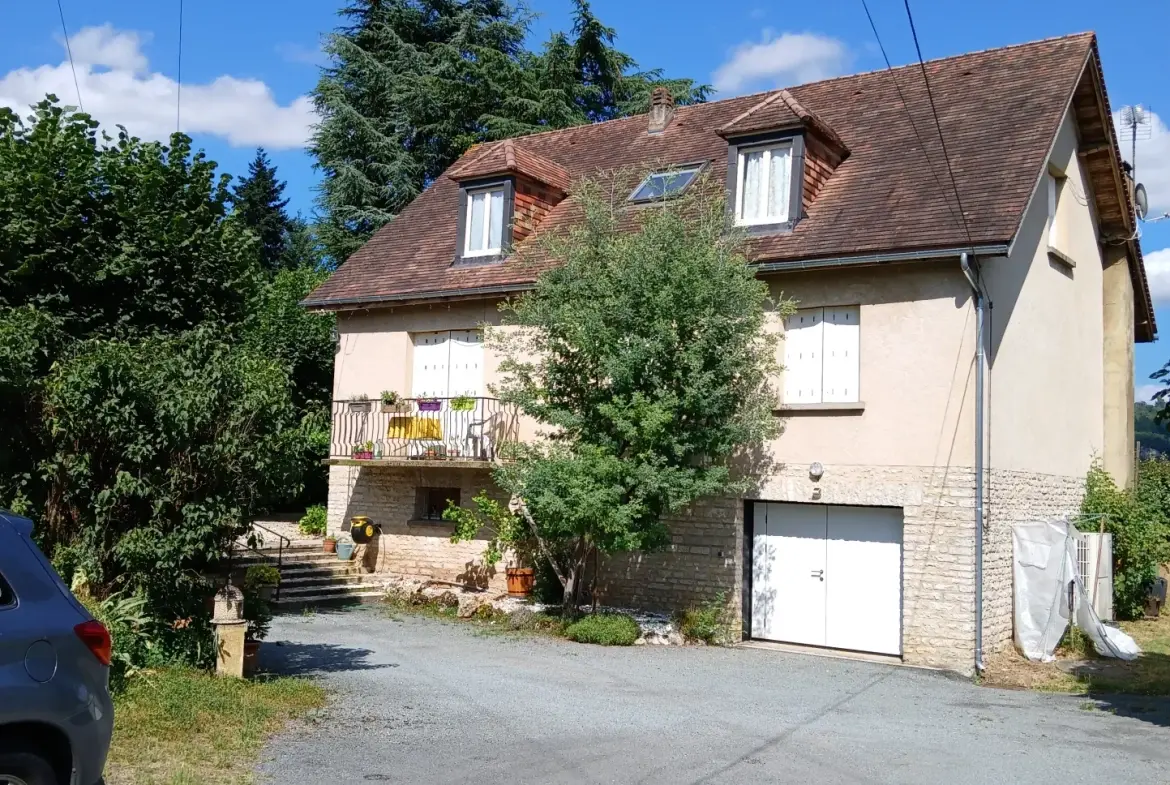 Maison T7 à vendre à La Roque-Gageac – Grand terrain et garages, idéal famille 