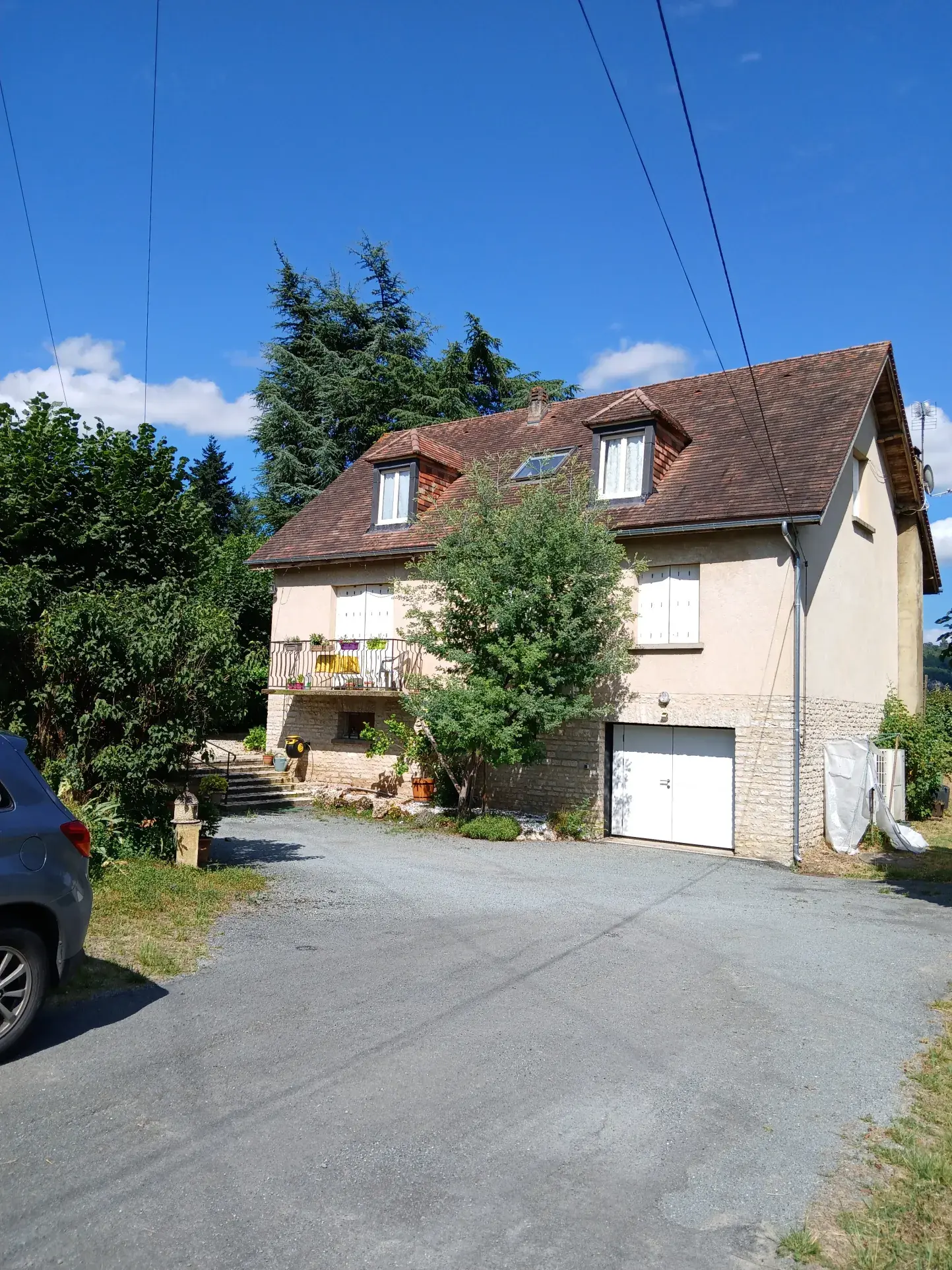 Maison T7 à vendre à La Roque-Gageac – Grand terrain et garages, idéal famille 