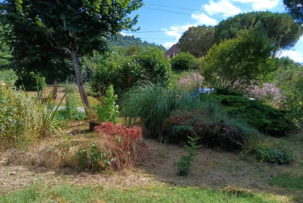 Maison T7 à vendre à La Roque-Gageac – Grand terrain et garages, idéal famille 