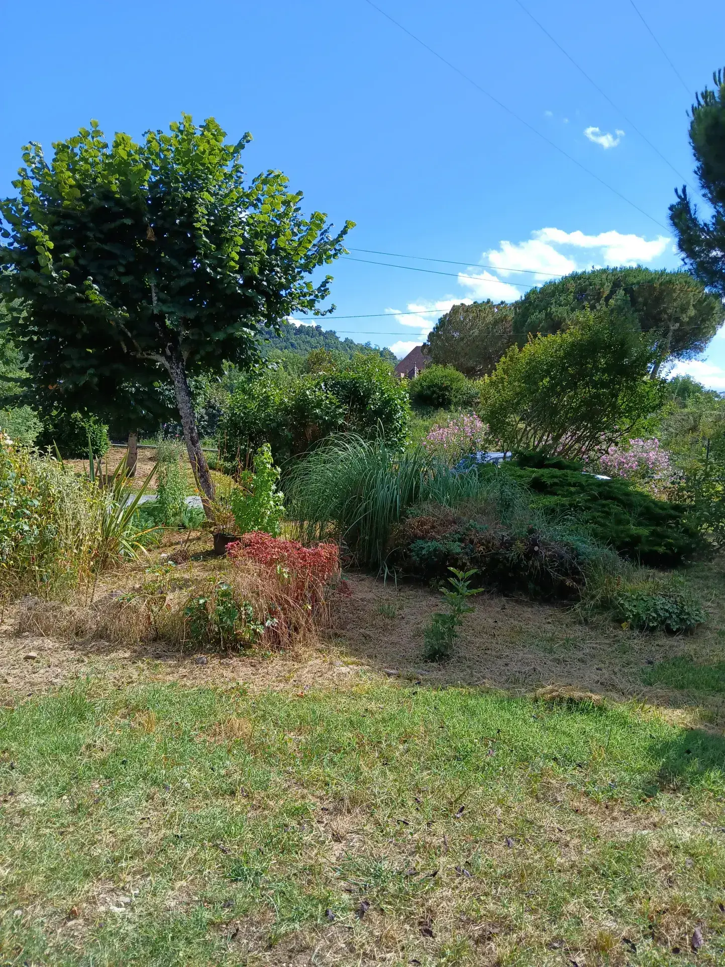 Maison T7 à vendre à La Roque-Gageac – Grand terrain et garages, idéal famille 