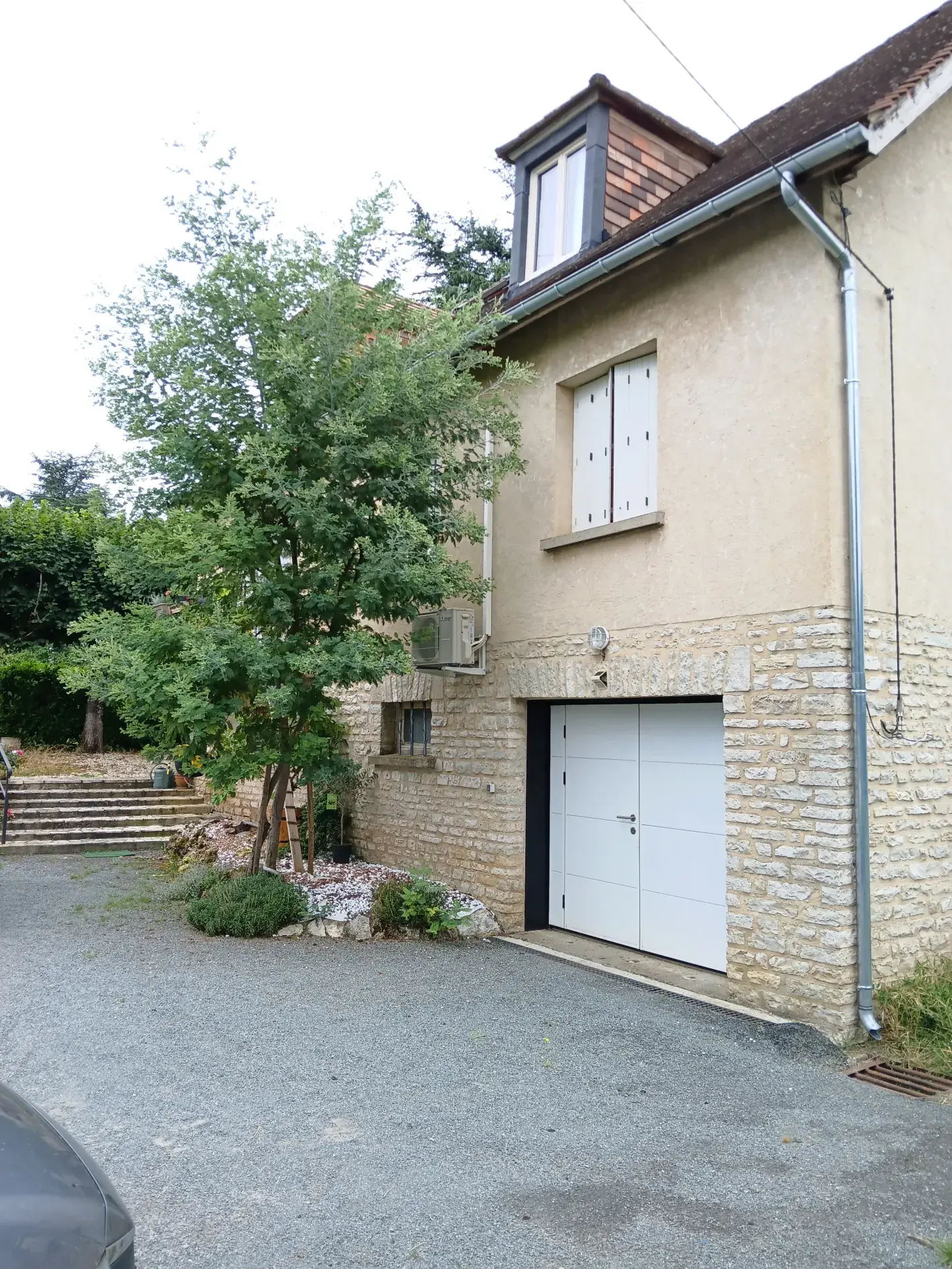 Maison T7 à vendre à La Roque-Gageac – Grand terrain et garages, idéal famille 