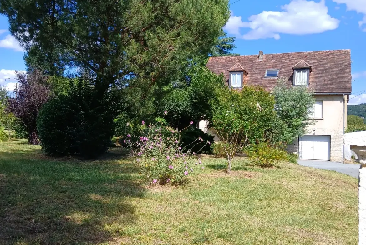 Maison T7 à vendre à La Roque-Gageac – Grand terrain et garages, idéal famille 