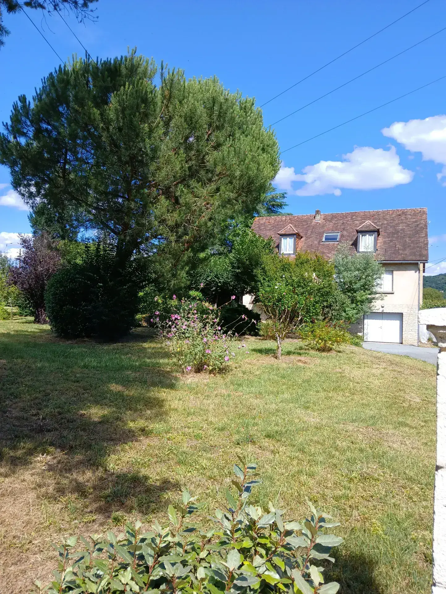 Maison T7 à vendre à La Roque-Gageac – Grand terrain et garages, idéal famille 
