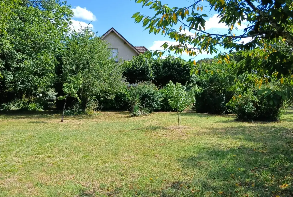 Maison T7 à vendre à La Roque-Gageac – Grand terrain et garages, idéal famille 