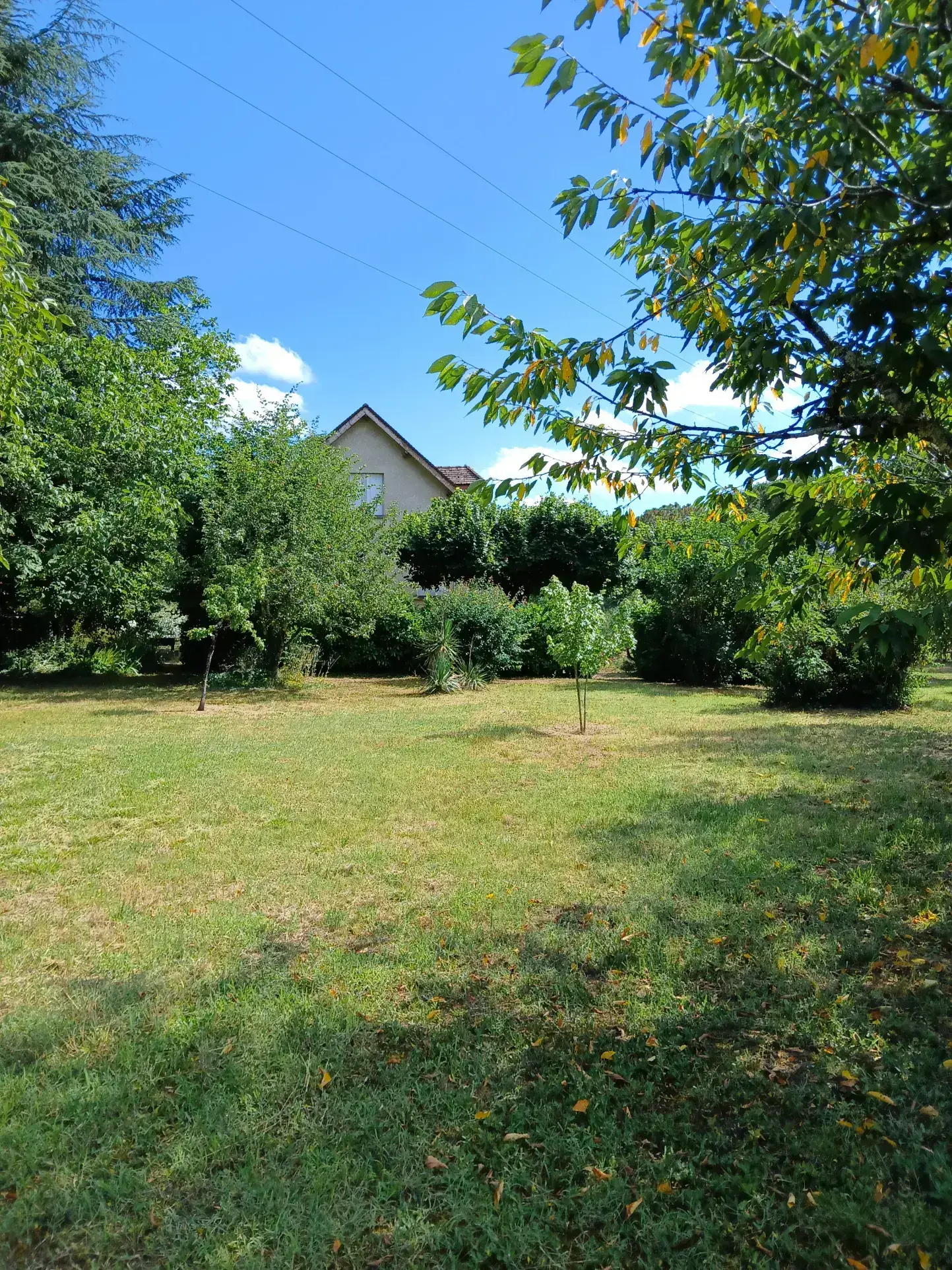 Maison T7 à vendre à La Roque-Gageac – Grand terrain et garages, idéal famille 