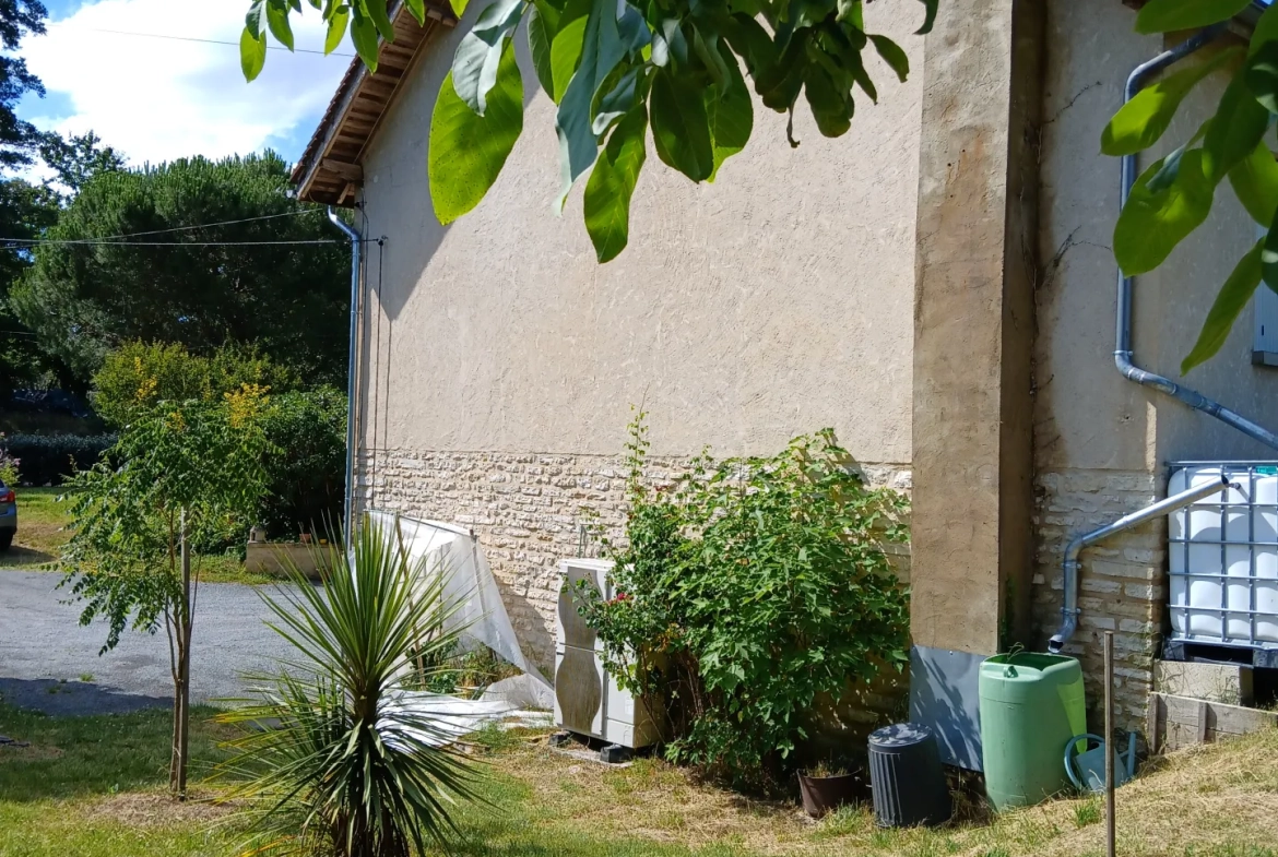 Maison T7 à vendre à La Roque-Gageac – Grand terrain et garages, idéal famille 