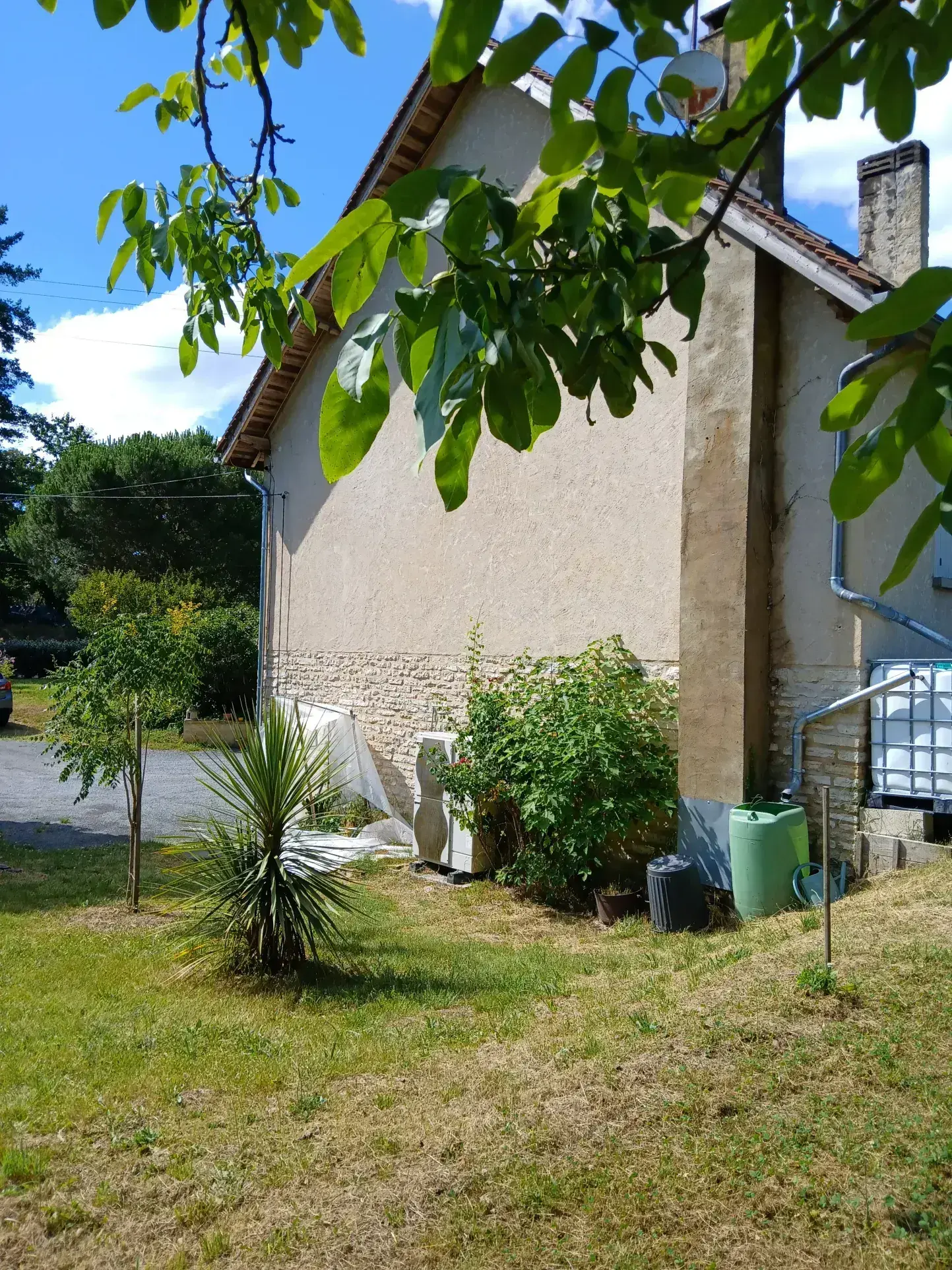 Maison T7 à vendre à La Roque-Gageac – Grand terrain et garages, idéal famille 