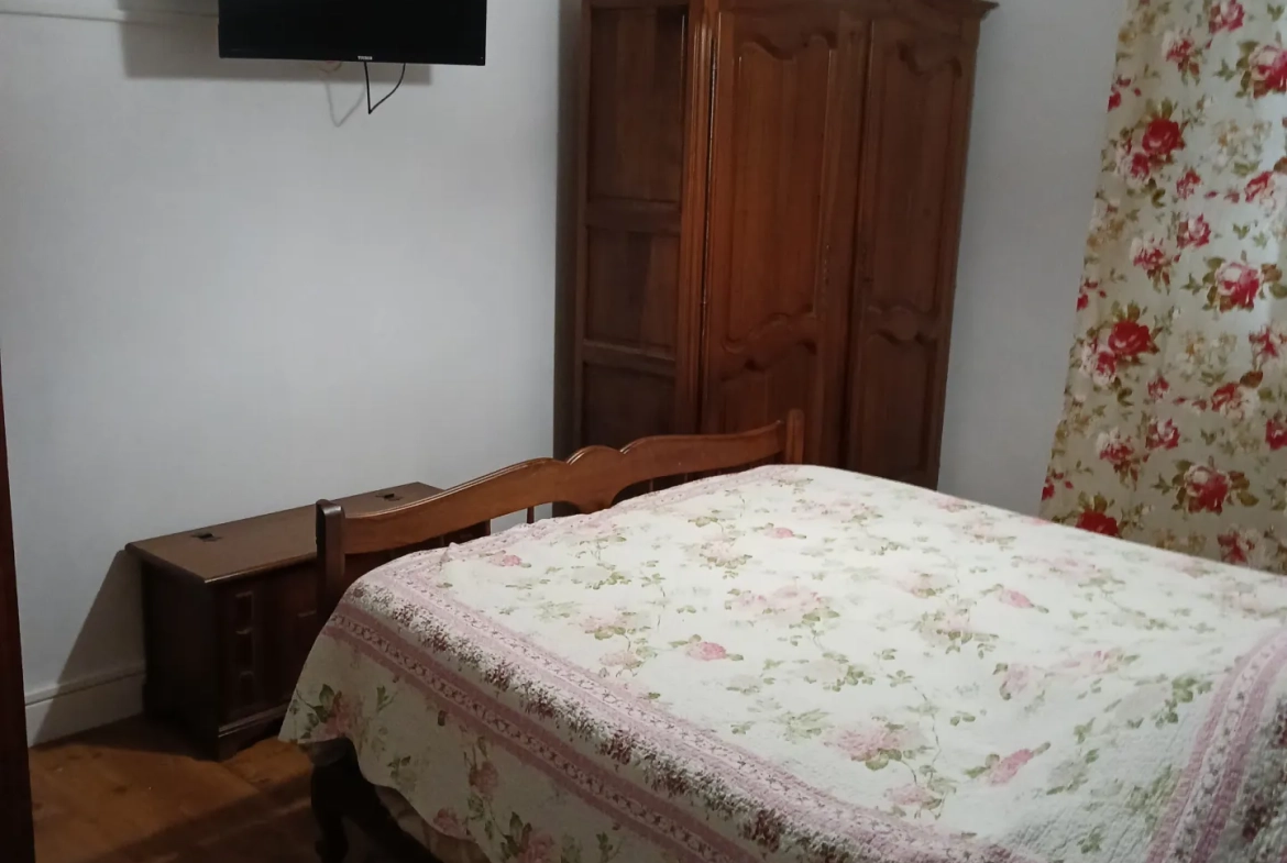 Maison T7 à vendre à La Roque-Gageac – Grand terrain et garages, idéal famille 