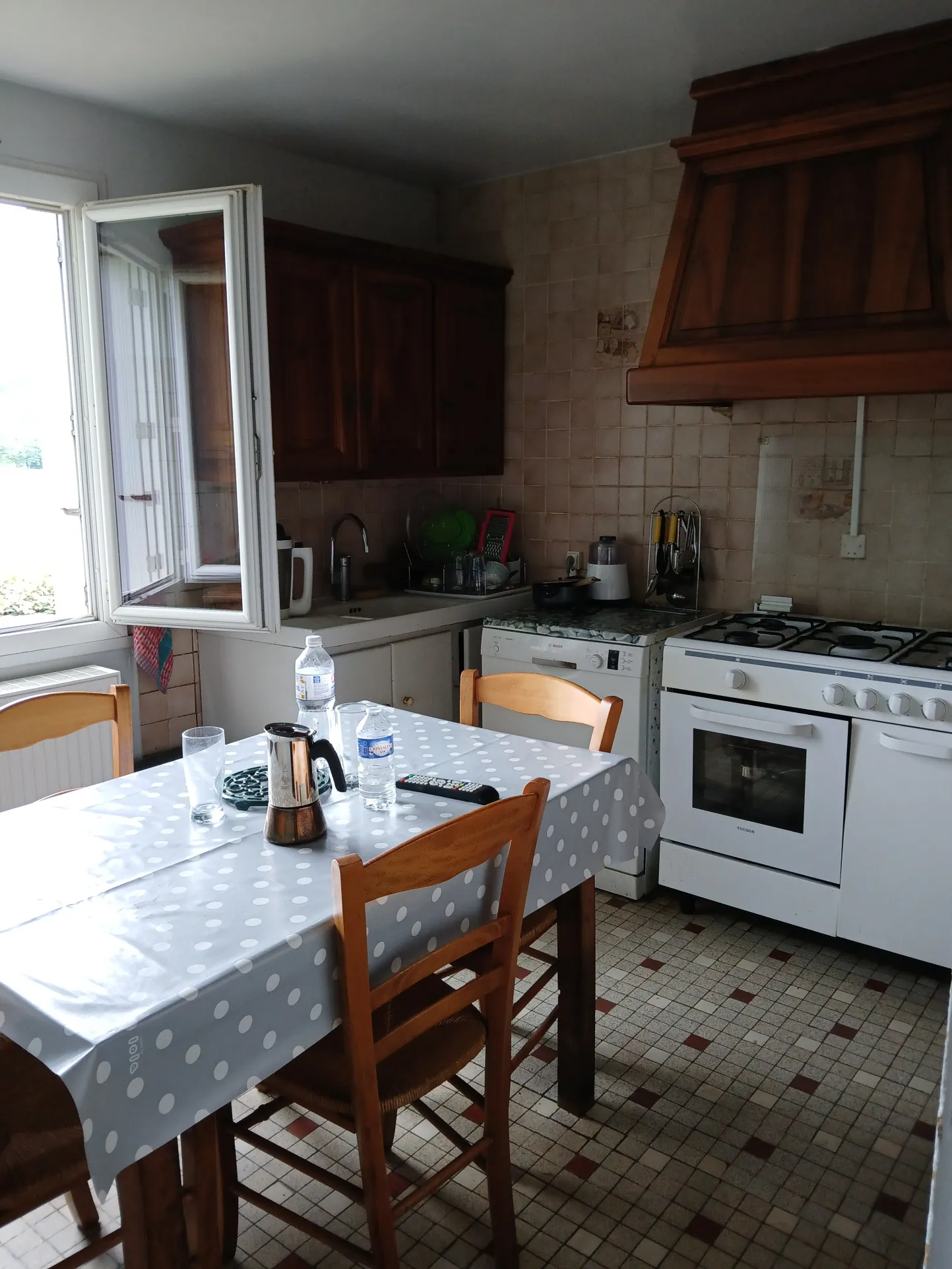 Maison T7 à vendre à La Roque-Gageac – Grand terrain et garages, idéal famille 