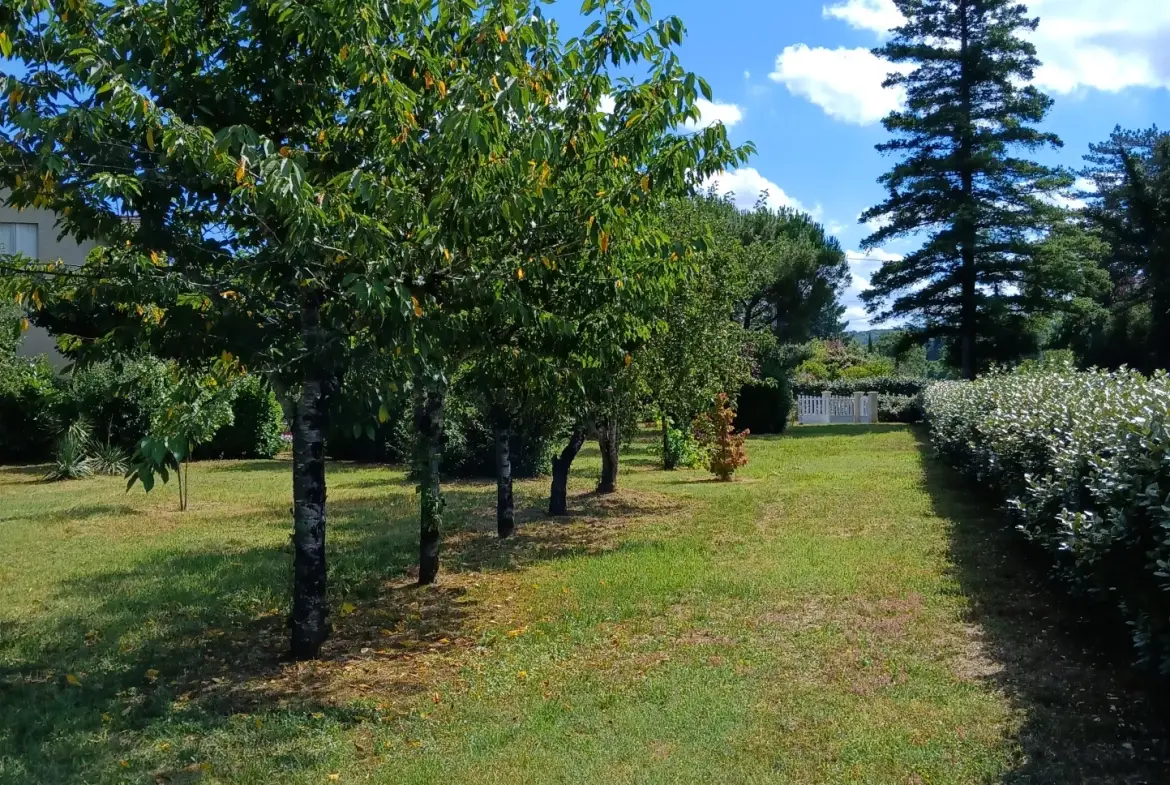 Maison T7 à vendre à La Roque-Gageac – Grand terrain et garages, idéal famille 
