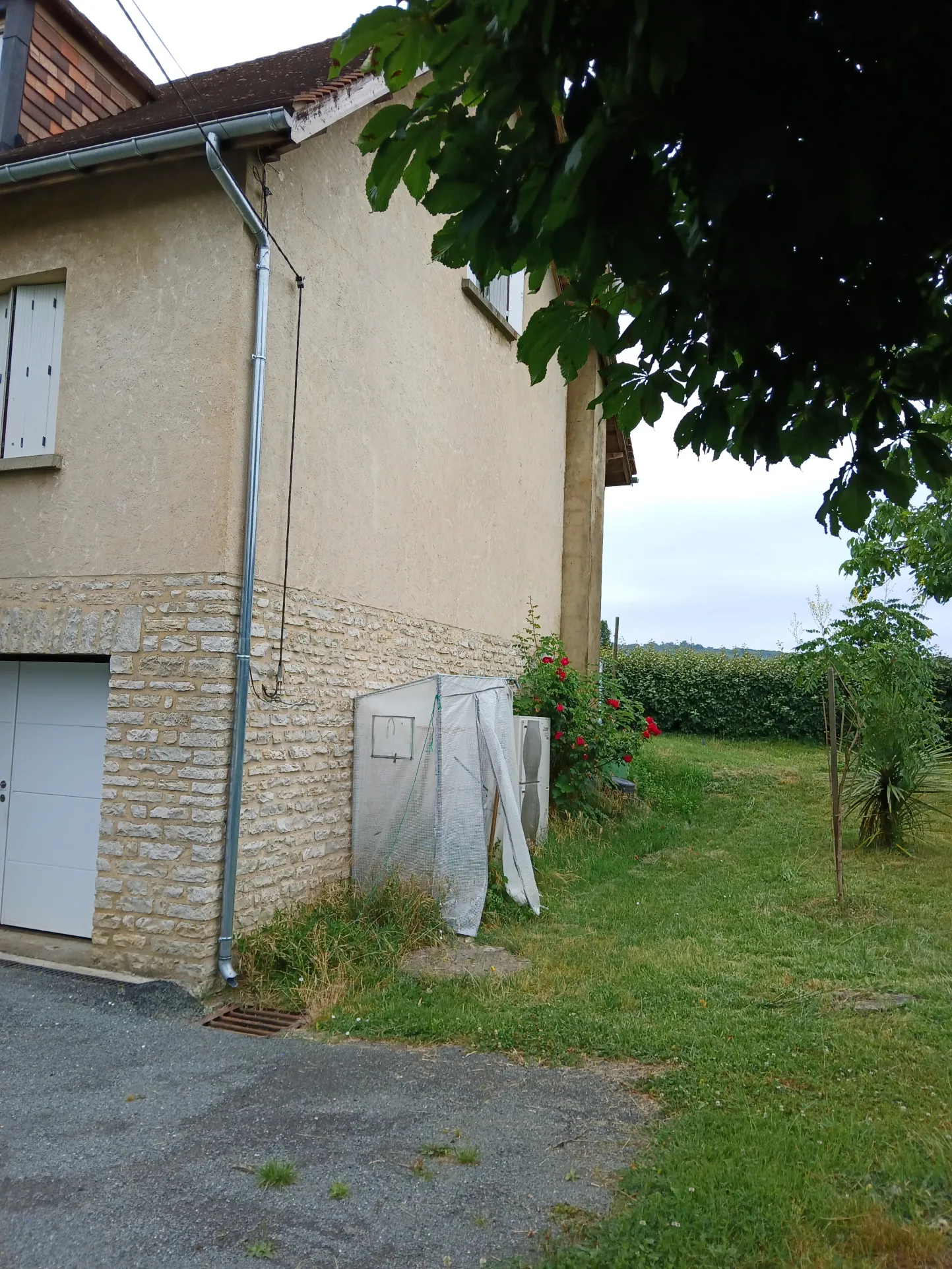 Maison T7 à vendre à La Roque-Gageac – Grand terrain et garages, idéal famille 