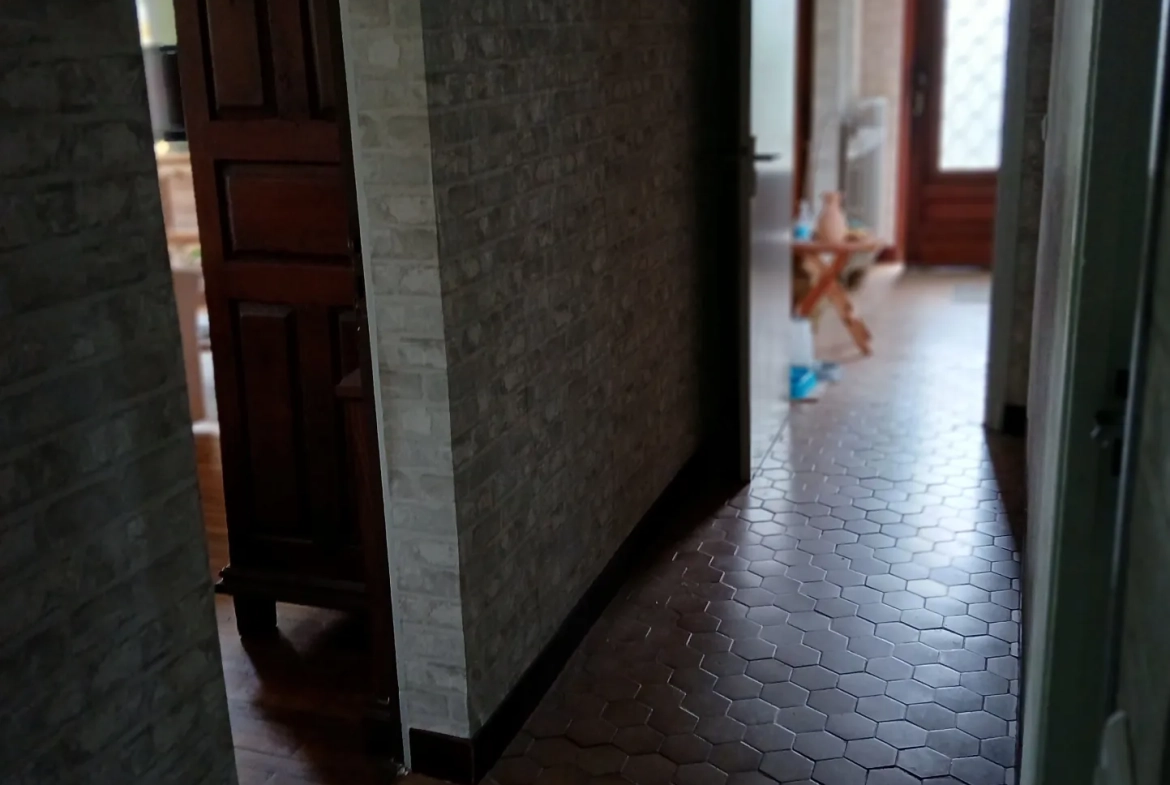 Maison T7 à vendre à La Roque-Gageac – Grand terrain et garages, idéal famille 