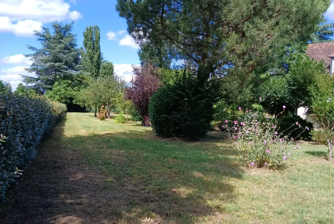 Maison T7 à vendre à La Roque-Gageac – Grand terrain et garages, idéal famille 