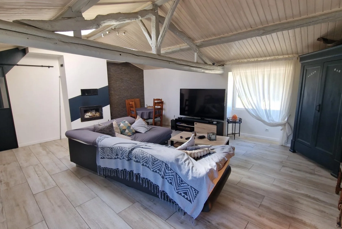 Longère rénovée avec 3 chambres et grand jardin à Challans 