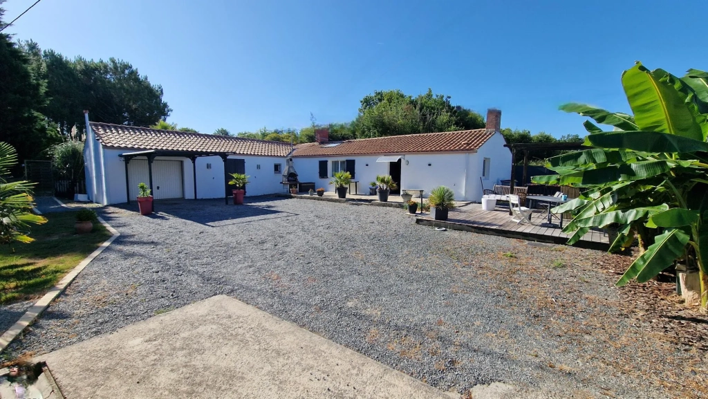 Longère rénovée avec 3 chambres et grand jardin à Challans