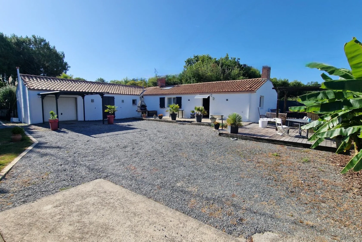 Longère rénovée avec 3 chambres et grand jardin à Challans 