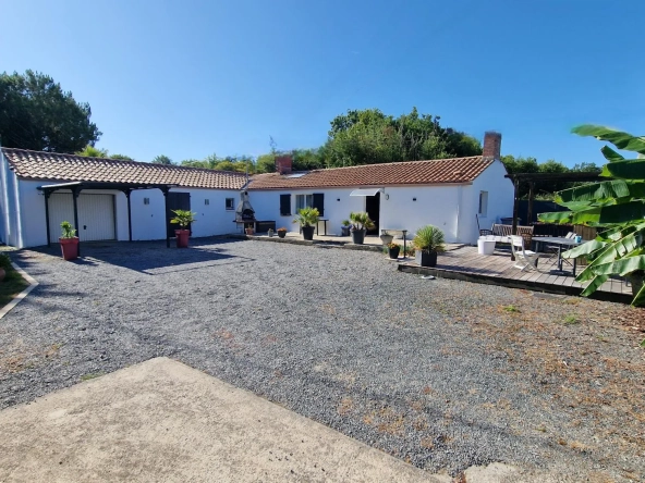 Longère rénovée avec 3 chambres et grand jardin à Challans