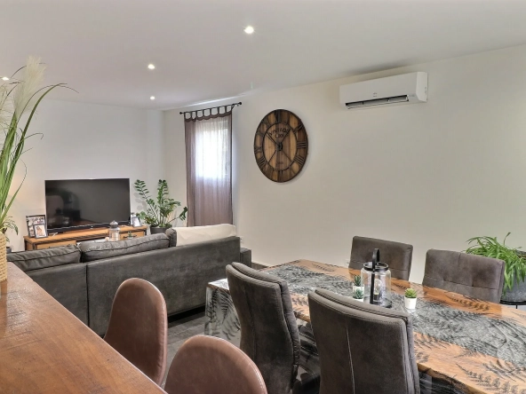 Appartement rénové 2 pièces à Maurin avec balcon et parking privé