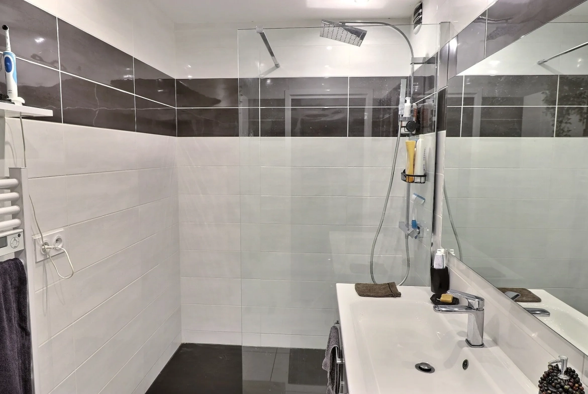 Appartement rénové 2 pièces à Maurin avec balcon et parking privé 